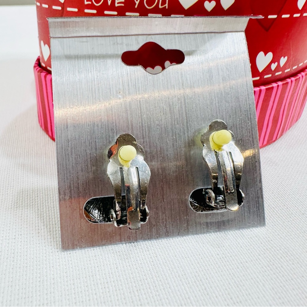 🛍️🛍️ CLIP EARRINGS NWOT GLAM 💛 SILVER TONE WITH JEWEL - Picture 4 of 4